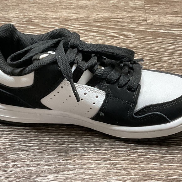 Pair of DC shoes - Picture 7 of 9